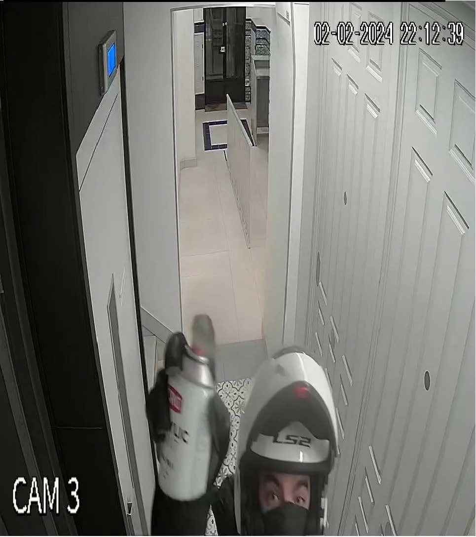 Rakaman CCTV lelaki bertopi keledar di lobi bangunan kediaman Ana