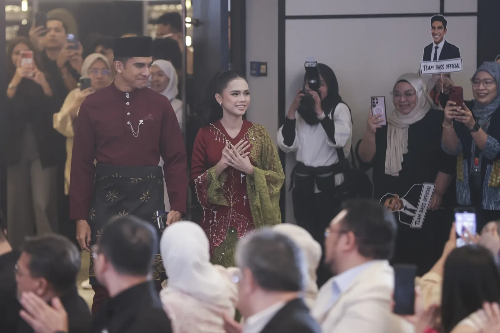 Syed Saddiq dan Bella bersama tetamu pada majlis berkenaan. Foto: Astro.