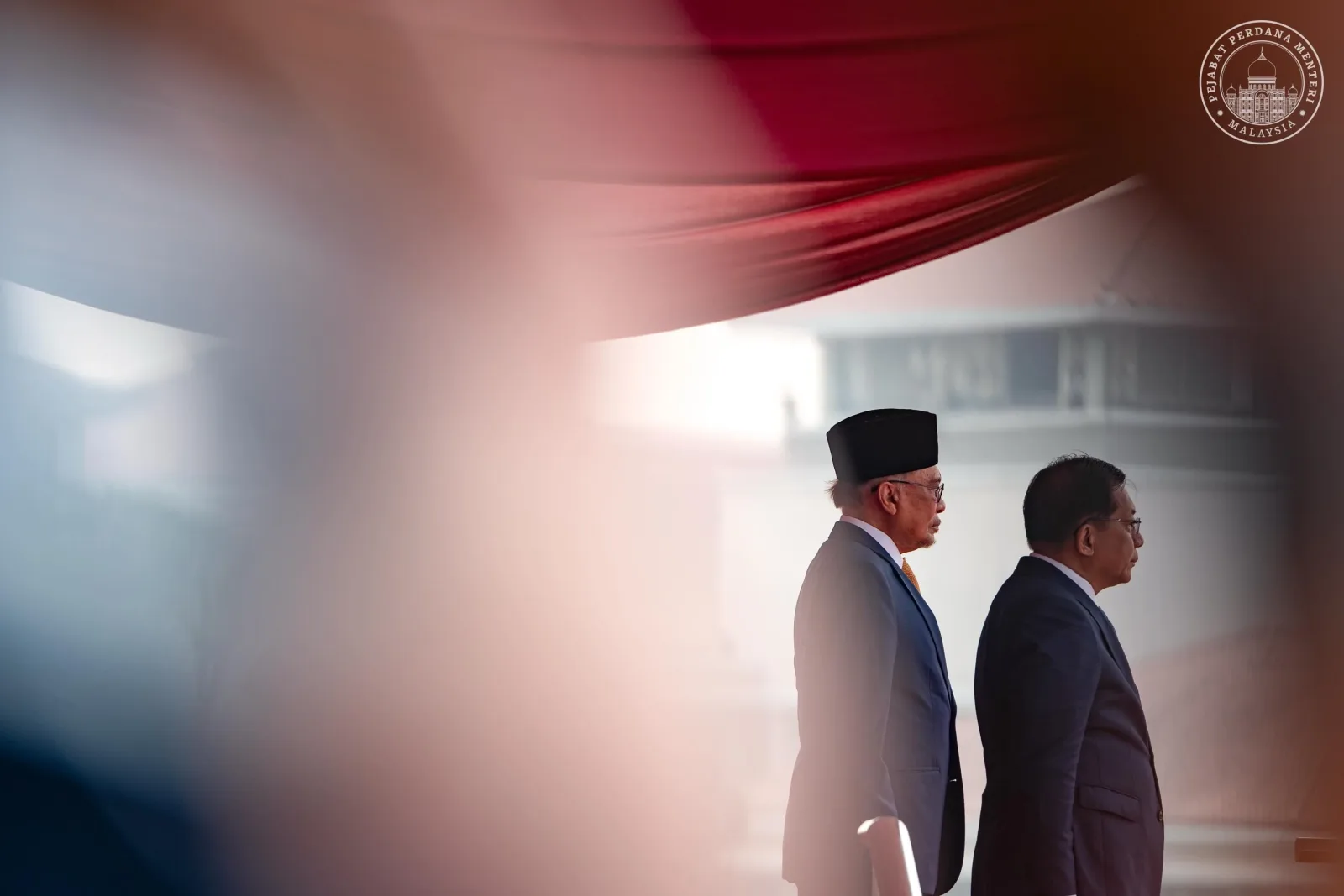 Anwar Ibrahim bersama Min Aung Hlaing ketika sambutan rasmi di Putrajaya
