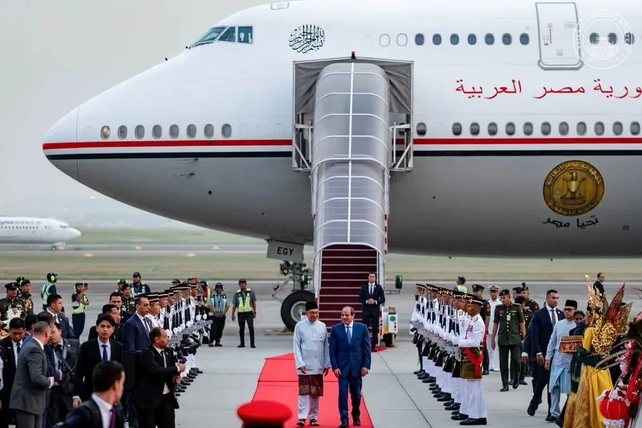 Anwar Ibrahim mengiringi Abdel Fattah El-Sisi ketika sambutan ketibaan di KLIA