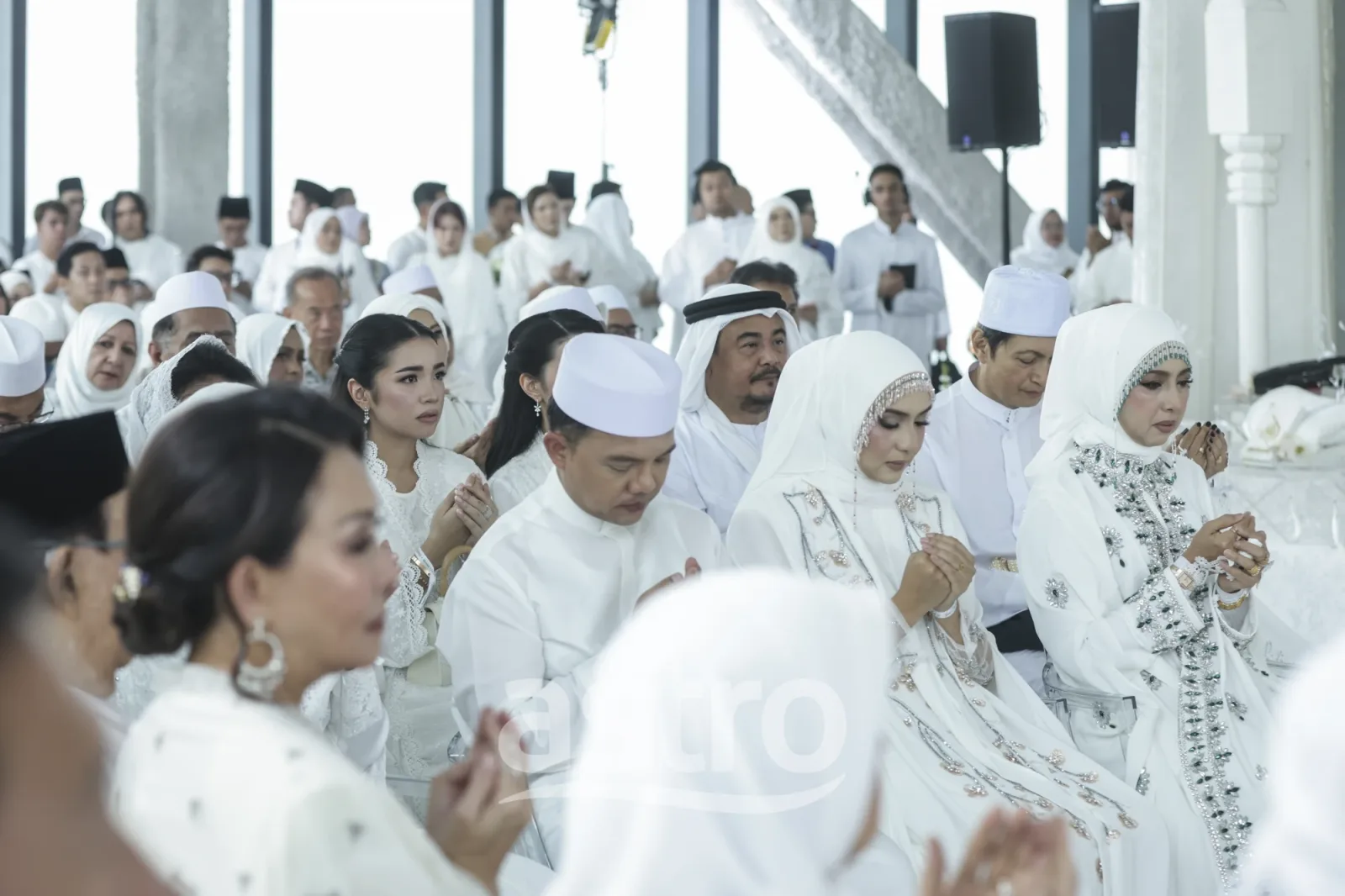 Keluarga dan tetamu menghadiri majlis akad nikah