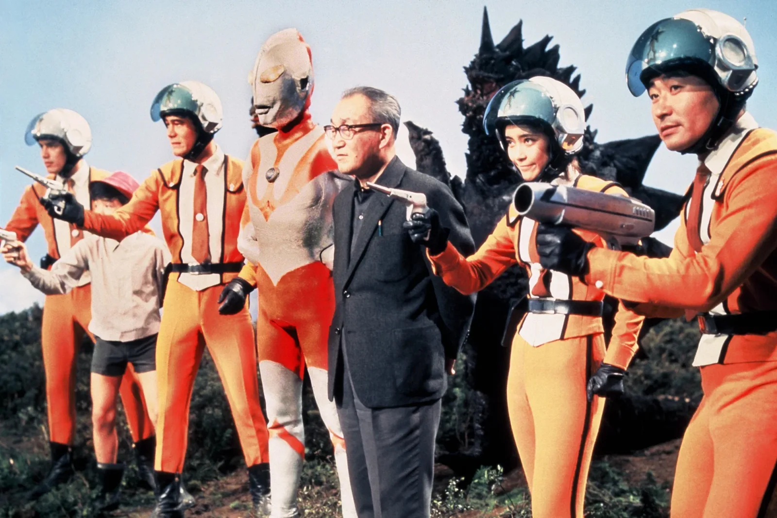 Eiji Tsuburaya bersama pelakon dan watak siri Ultraman