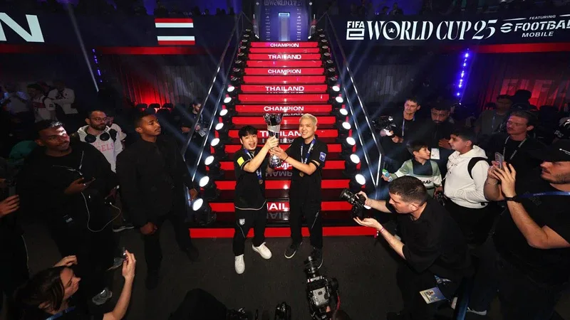 Pemain Thailand meraikan kemenangan FIFAe World Cup 2025 bagi eFootball Mobile