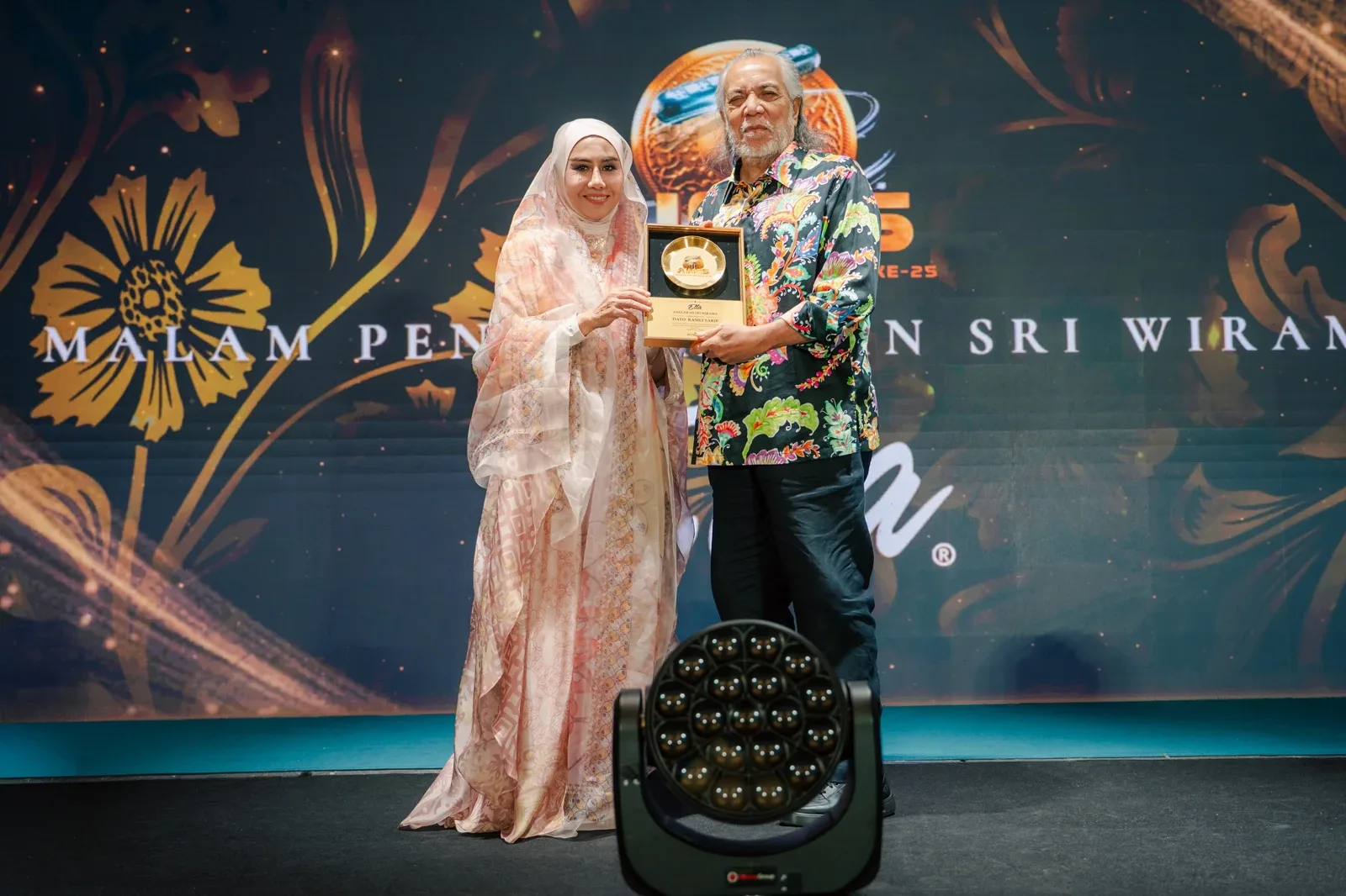 Ella bersama seorang penerima penghargaan yang diraikan pada majlis tersebut.