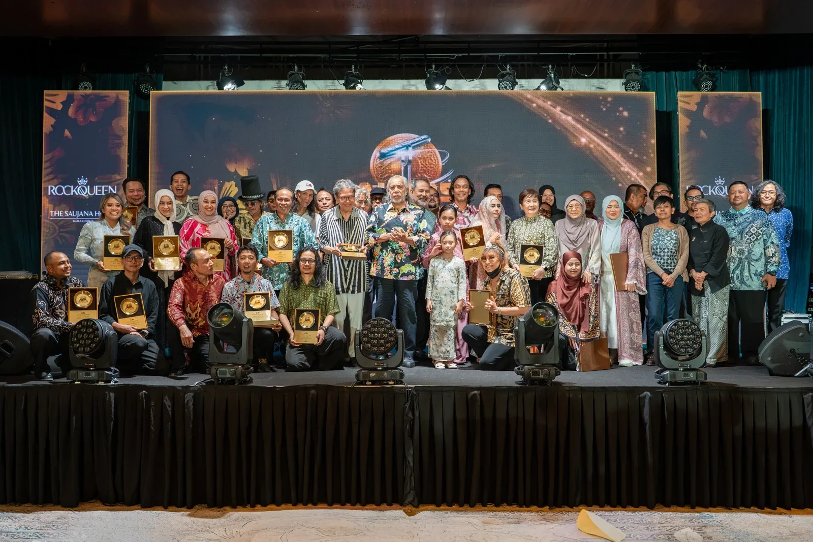 Ella bersama tetamu dan penerima penghargaan pada majlis Penghargaan Sri Wirama Ella.