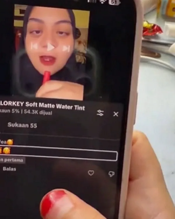 Paparan telefon dalam video penjelasan mengenai penggunaan pembaca skrin. Tangkap layar disertakan dalam bahan artikel.