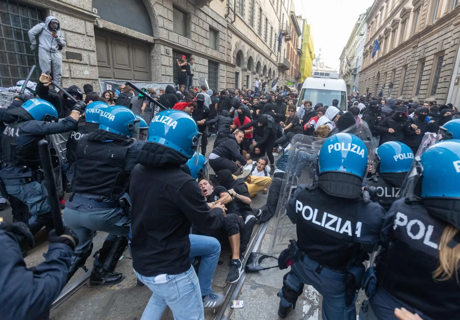 Rusuhan gegar pusat Milan, kedai dijarah, 50 ditahan