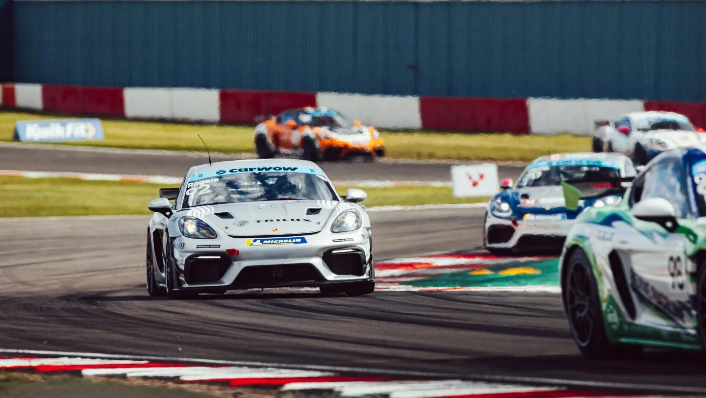 Joshua Rogers memandu kereta Porsche 718 Cayman GT4 RS Clubsport