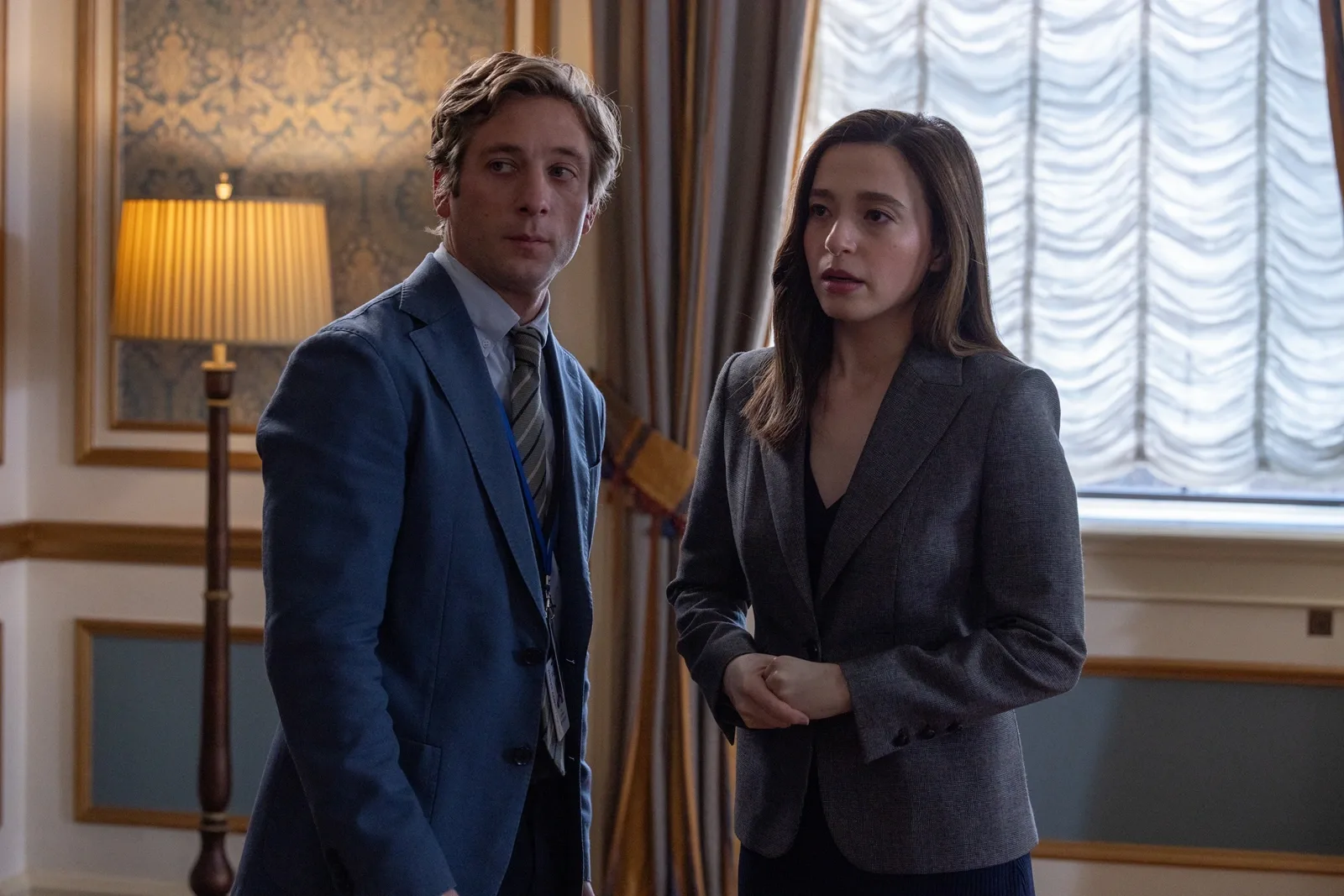 Jeremy Allen White dan Mikey Madison membawakan watak Jeff Horwitz dan Frances Haugen.