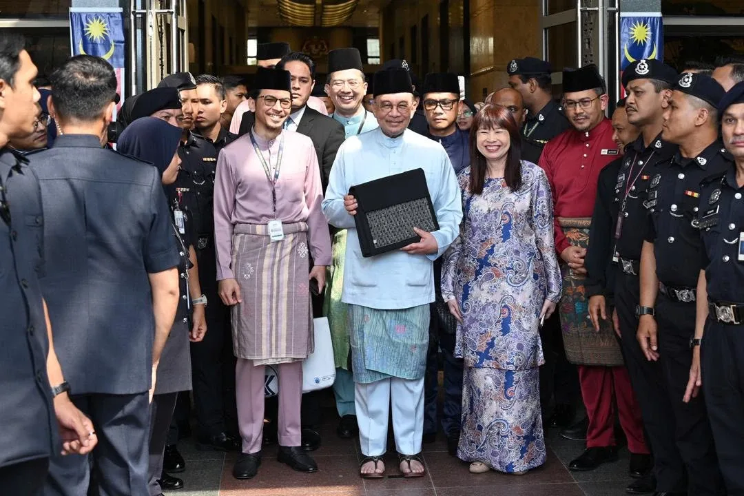Gambar fail Anwar meninggalkan Kompleks Kementerian Kewangan untuk membentangkan Belanjawan 2026 pada 10 Oktober 2025; bukan rakaman majlis pada Isnin. Foto: Kementerian Kewangan.
