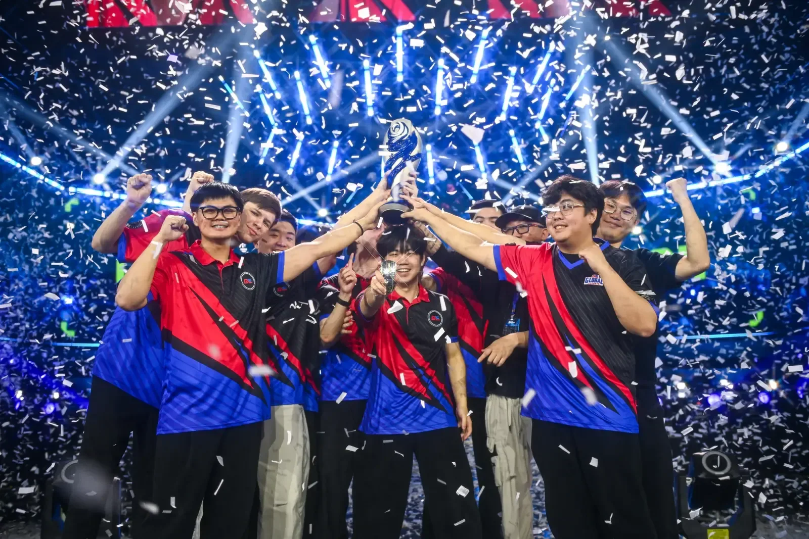 Global Esports mengangkat trofi VCT Pacific Stage 2 di Busan pada 6 September 2026