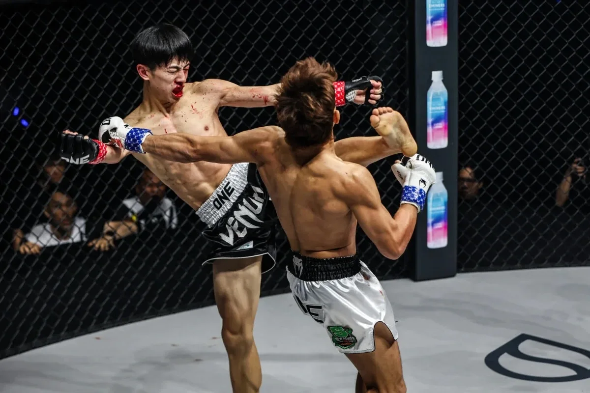 Nadaka melepaskan tendangan kiri ketika menentang Rifdean di ONE Samurai 4
