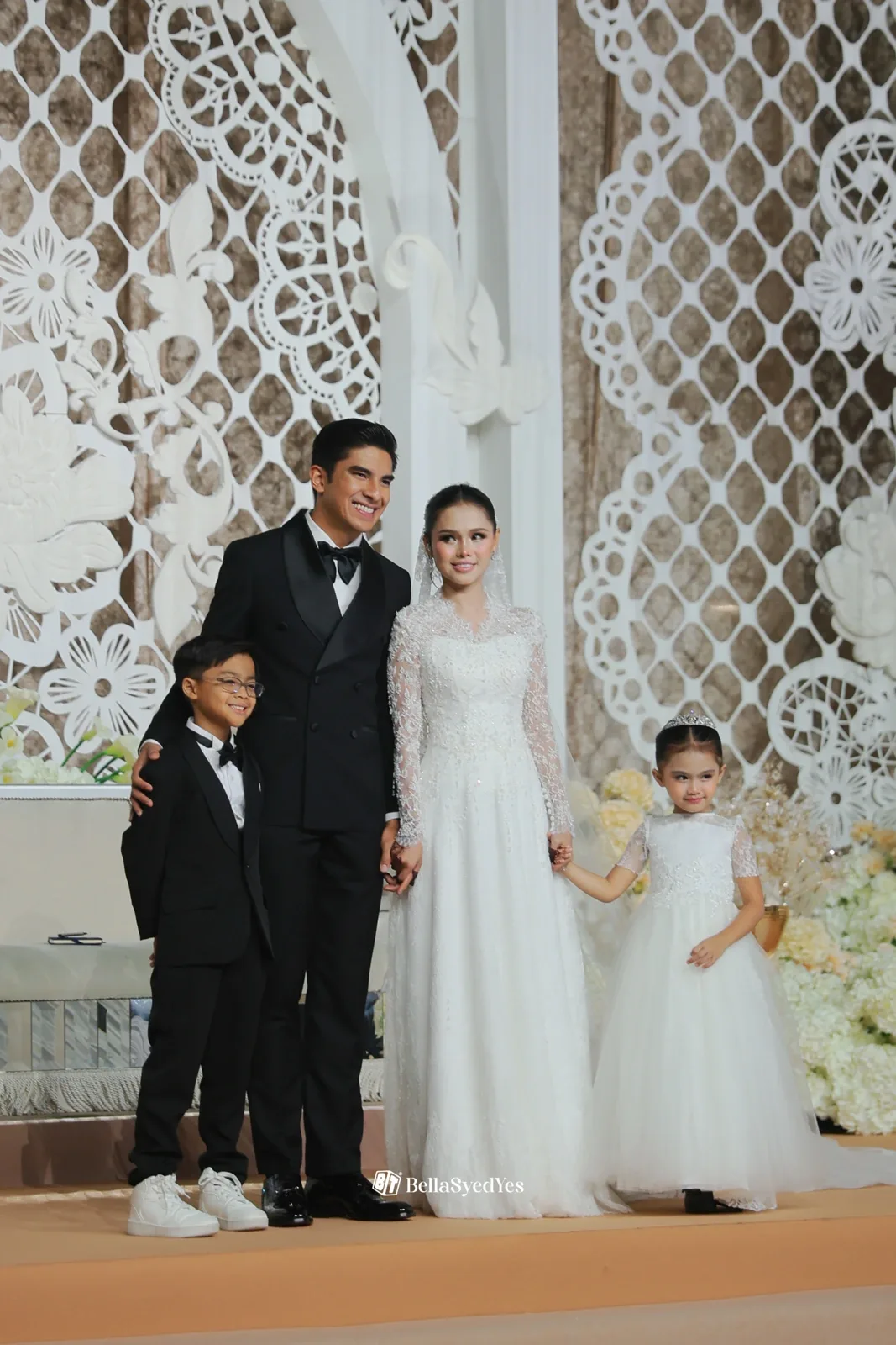 Syed Saddiq dan Bella Astillah bergambar bersama Ayden dan Ara pada majlis resepsi mereka.
