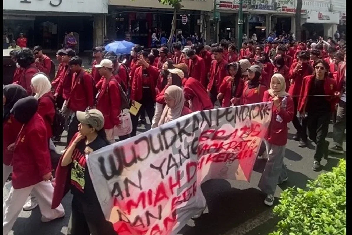 Ribuan mahasiswa penuhi Malioboro, bawa tujuh tuntutan kepada DPRD DIY