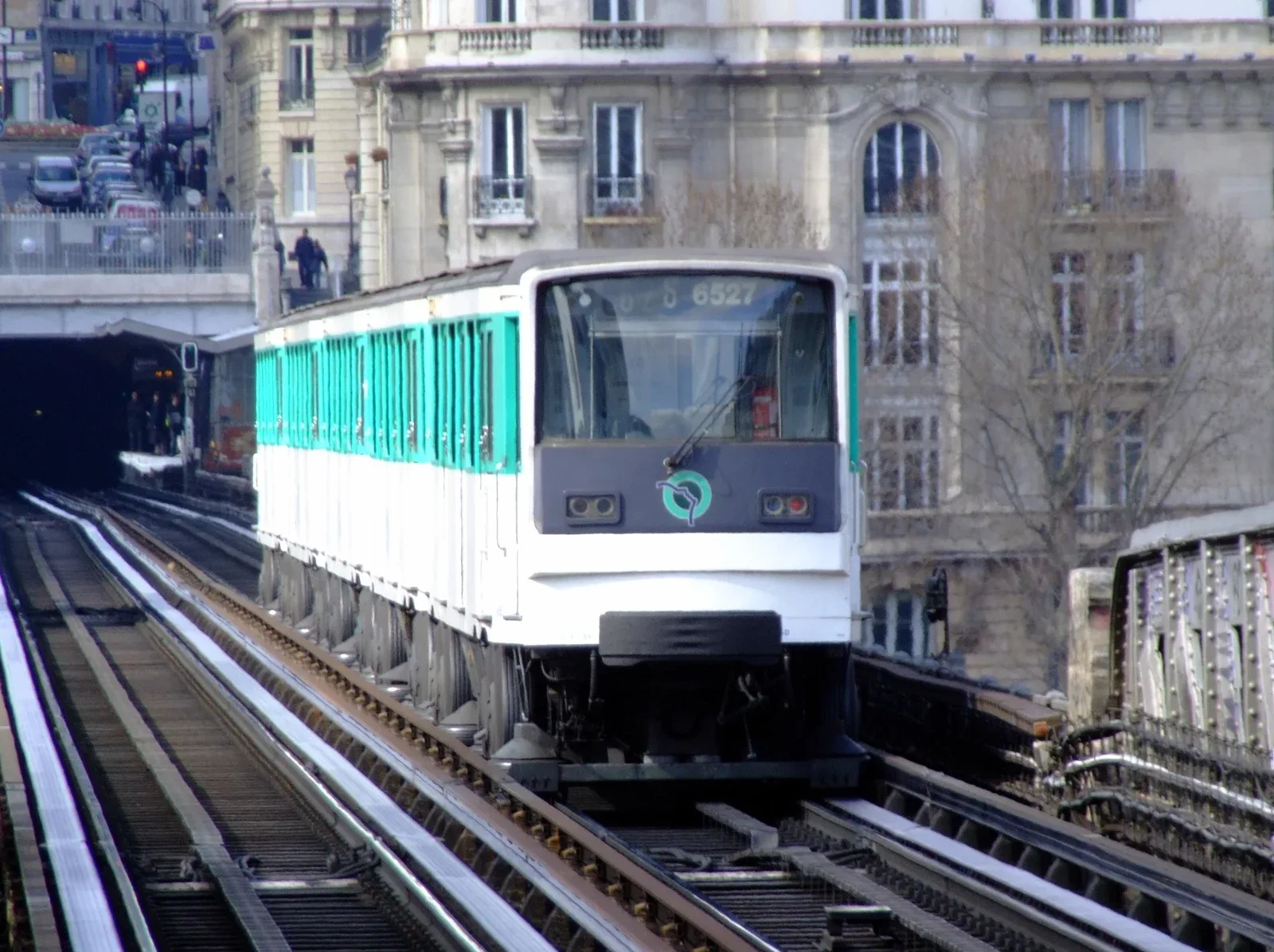 Foto arkib kereta api metro di Paris