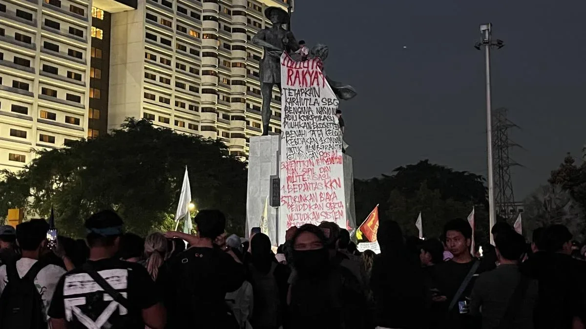 Demonstran laung ‘revolusi’ ketika bentang kain rentang tuntutan