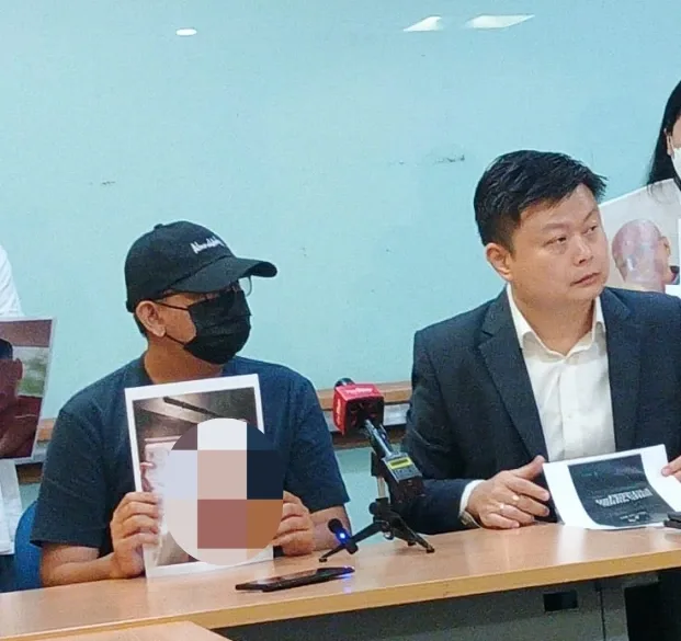 Seorang pengadu bersama Marcus Chong pada sidang akhbar di Wisma MCA