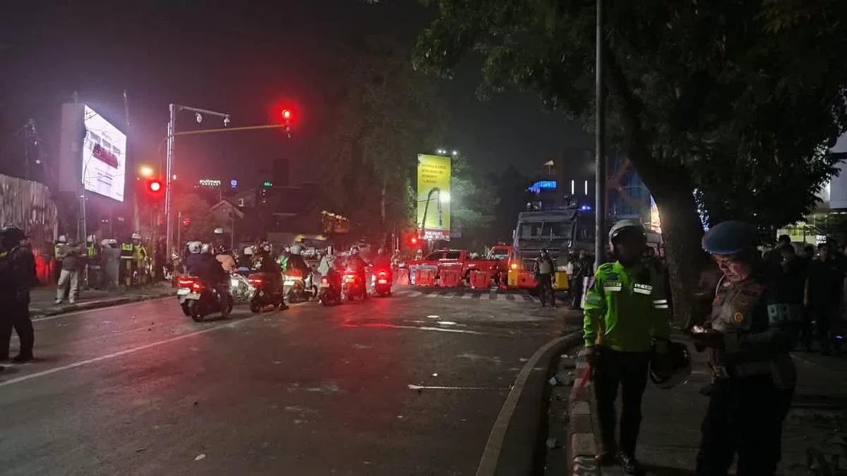 Trak polis diserang di Bandung selepas demonstrasi, tiga anggota cedera