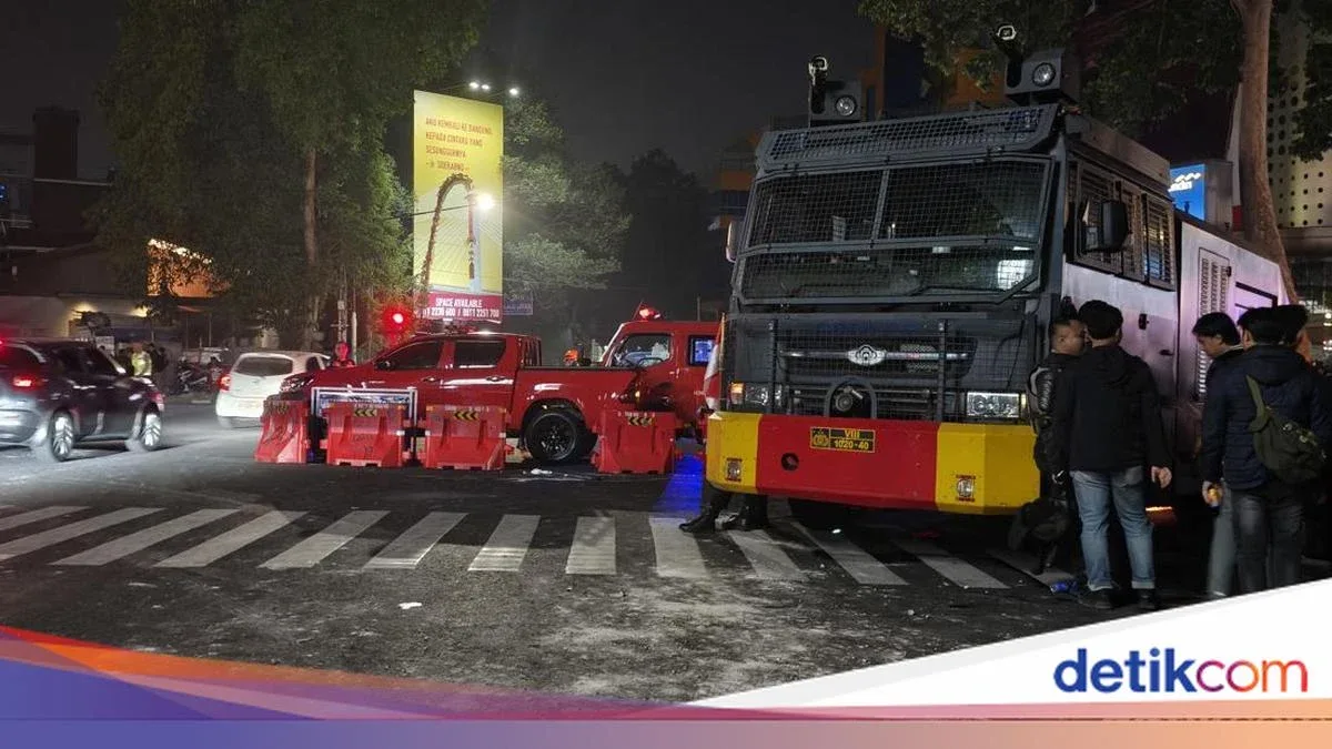 Trak polis di persimpangan jalan di Bandung selepas serangan