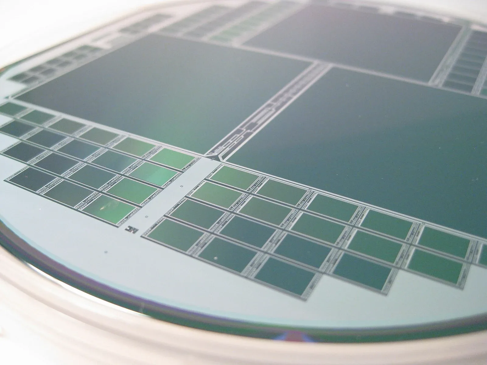 Foto arkib wafer silikon sebagai hiasan industri semikonduktor. Foto Windell Oskay/Wikimedia Commons