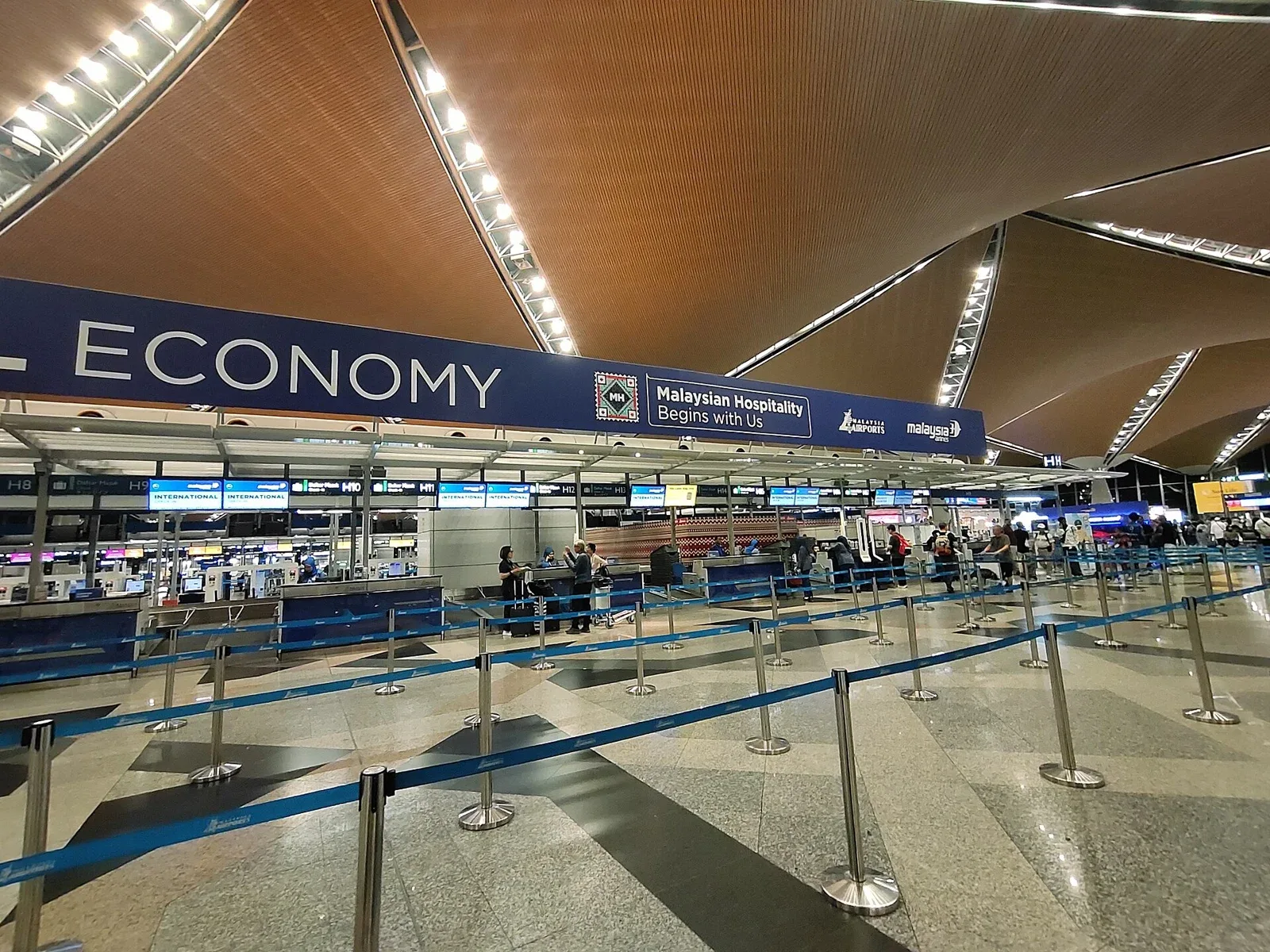 Terminal 1 Lapangan Terbang Antarabangsa Kuala Lumpur dalam foto arkib 5 November 2025. Foto Rulwarih/Wikimedia Commons