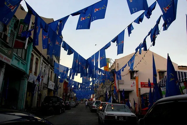 Foto arkib bendera BN di George Town, Pulau Pinang, 7 April 2013. Foto Vnonymous/Wikimedia Commons