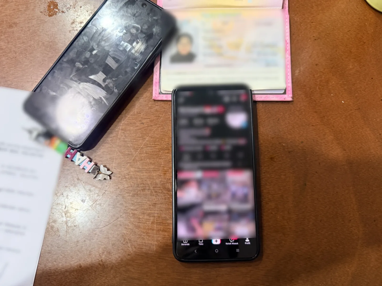 Telefon bimbit dan dokumen yang diperiksa dalam operasi JIM.
