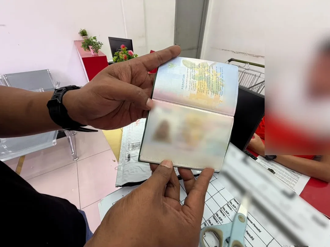 Pasport Indonesia yang diperiksa pihak imigresen.