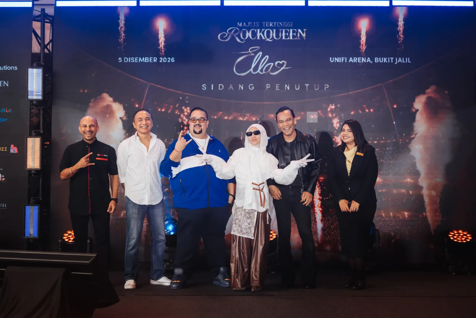 Ella bersama wakil penganjur pada sidang media konsert