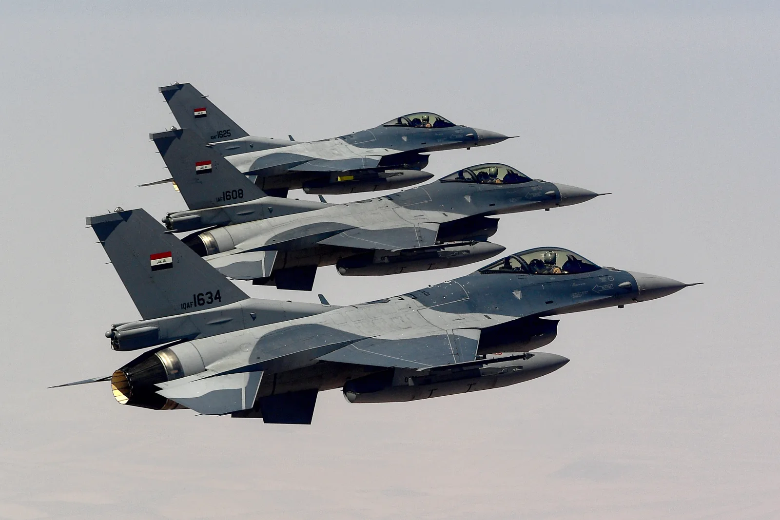 Foto arkib tiga pesawat F-16 Iraq ketika latihan