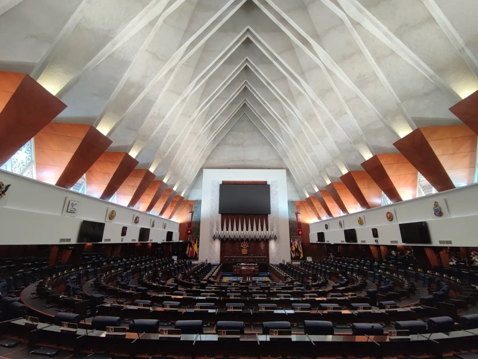 Foto arkib ruang Dewan Rakyat di Parlimen Malaysia, 7 Mei 2023. Foto Wee Hong/Wikimedia Commons