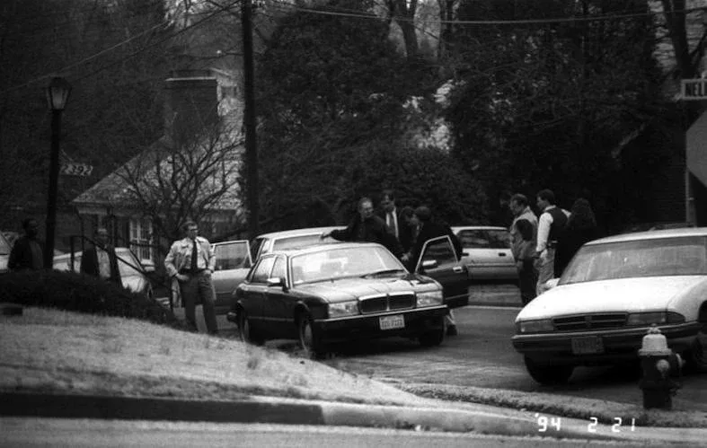 Rakaman arkib penahanan Aldrich Ames di luar kediamannya di Virginia pada 21 Februari 1994.
