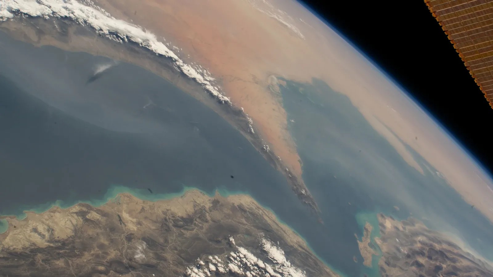 Foto arkib Selat Hormuz dari angkasa pada 18 Ogos 2022. Foto NASA