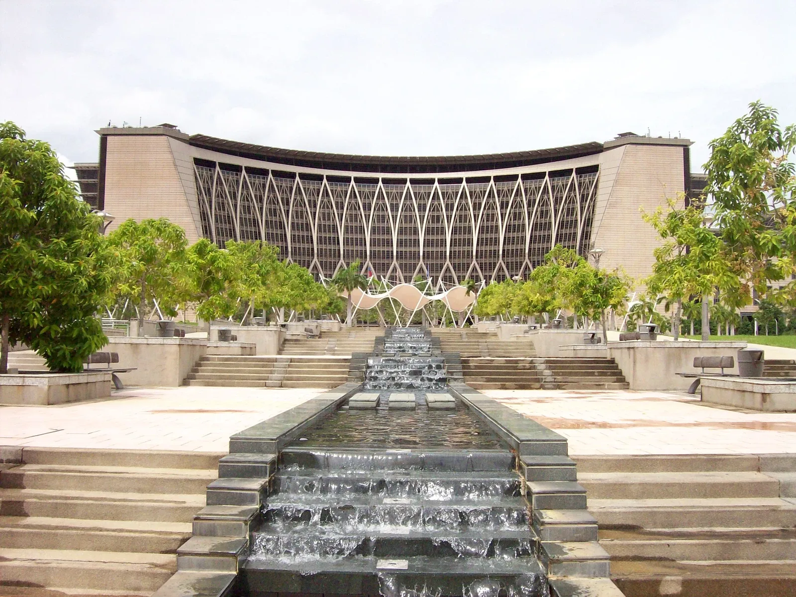 Foto arkib bangunan Kementerian Kewangan di Putrajaya pada 1 Januari 2006. Foto Philip Nalangan/Wikimedia Commons