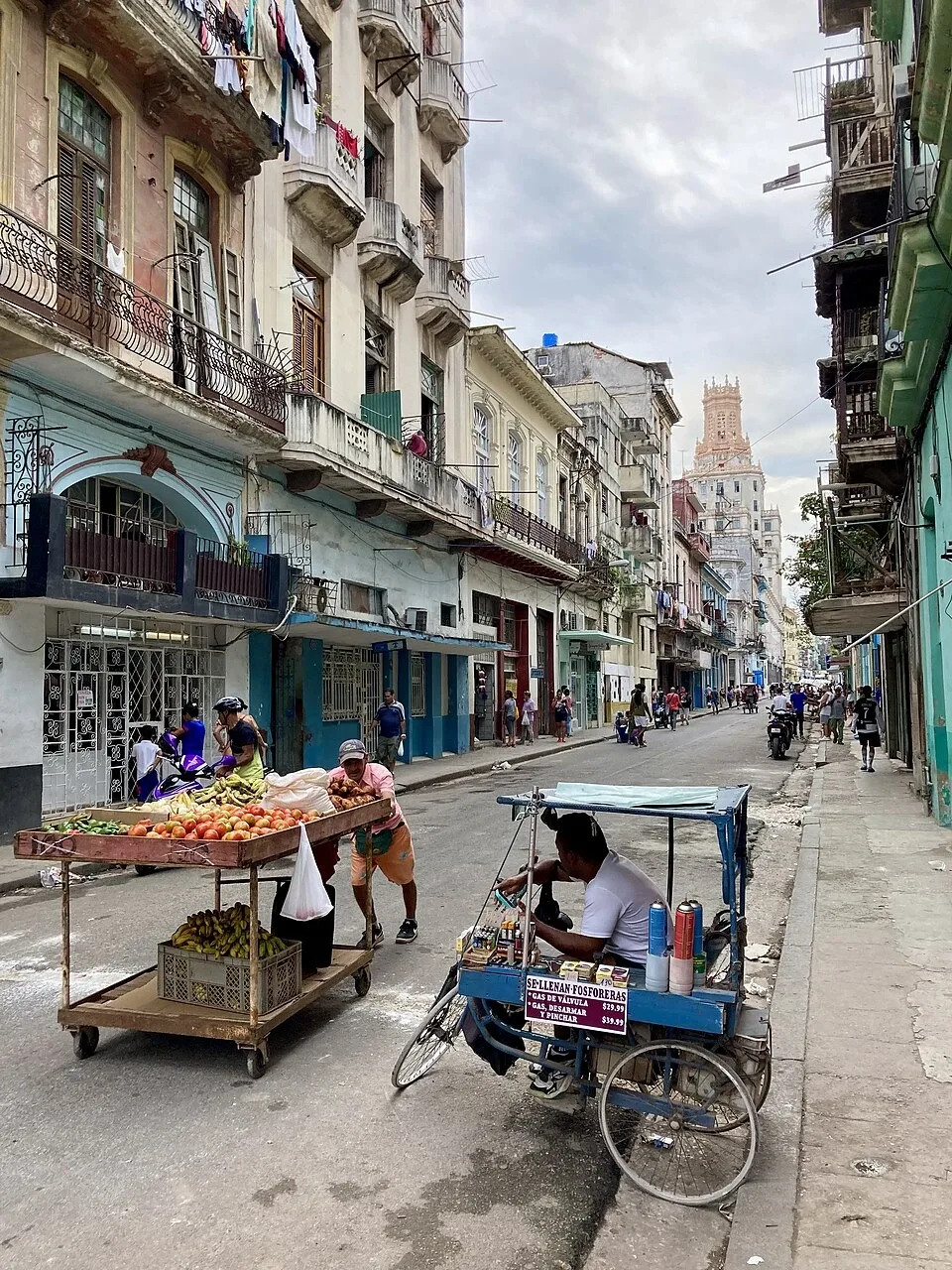Peniaga jalanan di Havana dalam foto arkib Januari 2024