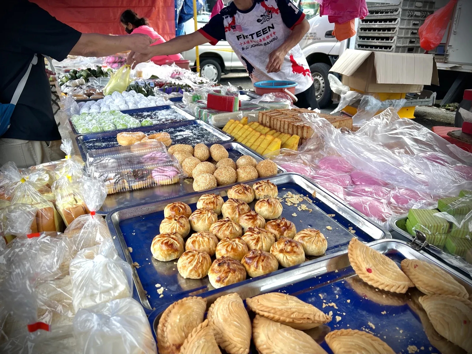 Gerai makanan di pasar malam Bukit Indah, Johor dalam foto arkib 8 Mac 2023. Foto Sharon Hahn Darlin/Wikimedia Commons