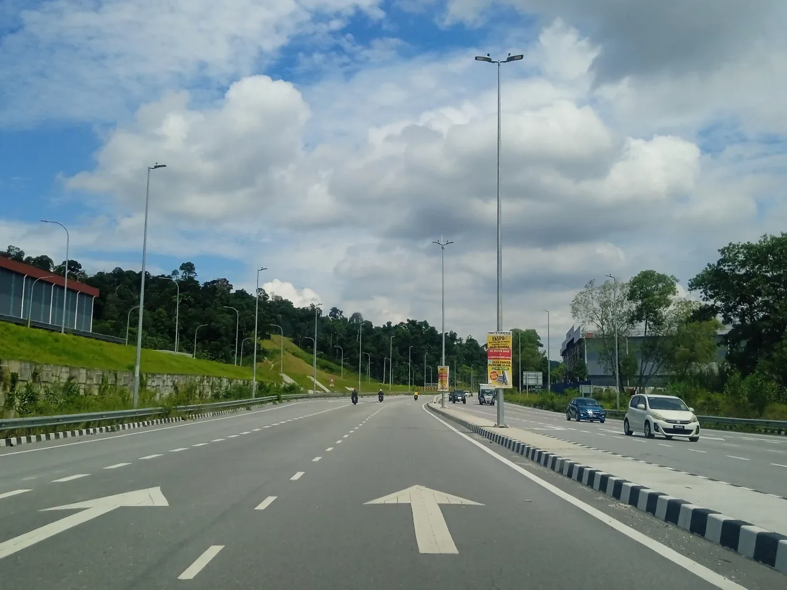 Kerja awal lorong tambahan 300 meter di Alam Budiman sedang dilaksana