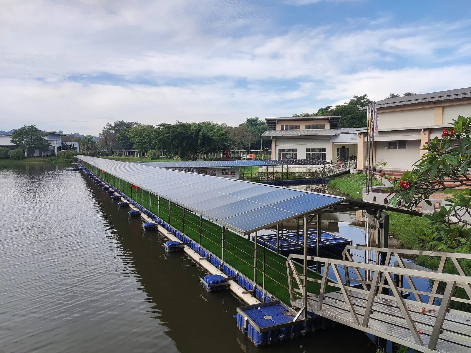 Pemasangan solar terapung di Universiti Putra Malaysia dalam foto arkib 3 Januari 2024. Foto Wee Hong/Wikimedia Commons.