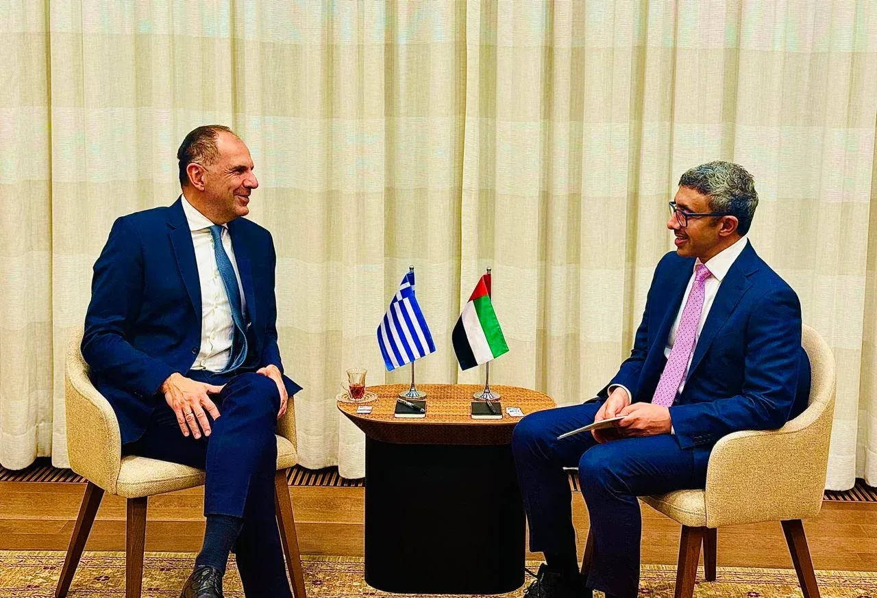 Sheikh Abdullah bin Zayed Al Nahyan (kanan) bersama Menteri Luar Greece, George Gerapetritis di New York pada 24 September 2025. Foto Kementerian Luar Greece.