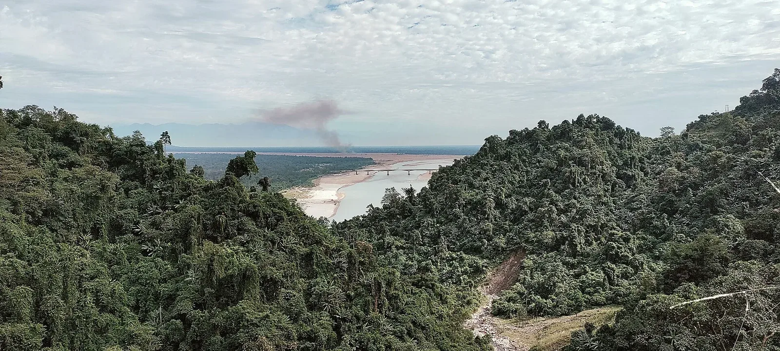 Pemandangan Sungai Siang di Pasighat dalam foto arkib 2 Disember 2023. Foto Rashid Jorvee/Wikimedia Commons.