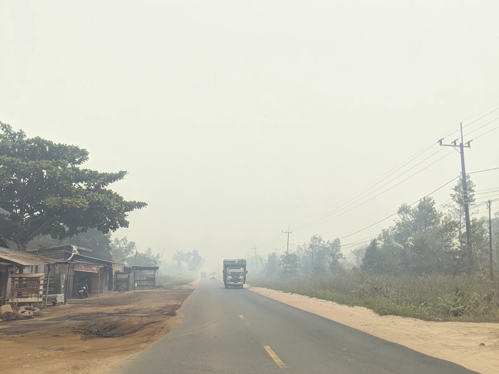Langit jingga selubungi Palangka Raya, jarak penglihatan merosot kepada 100 meter