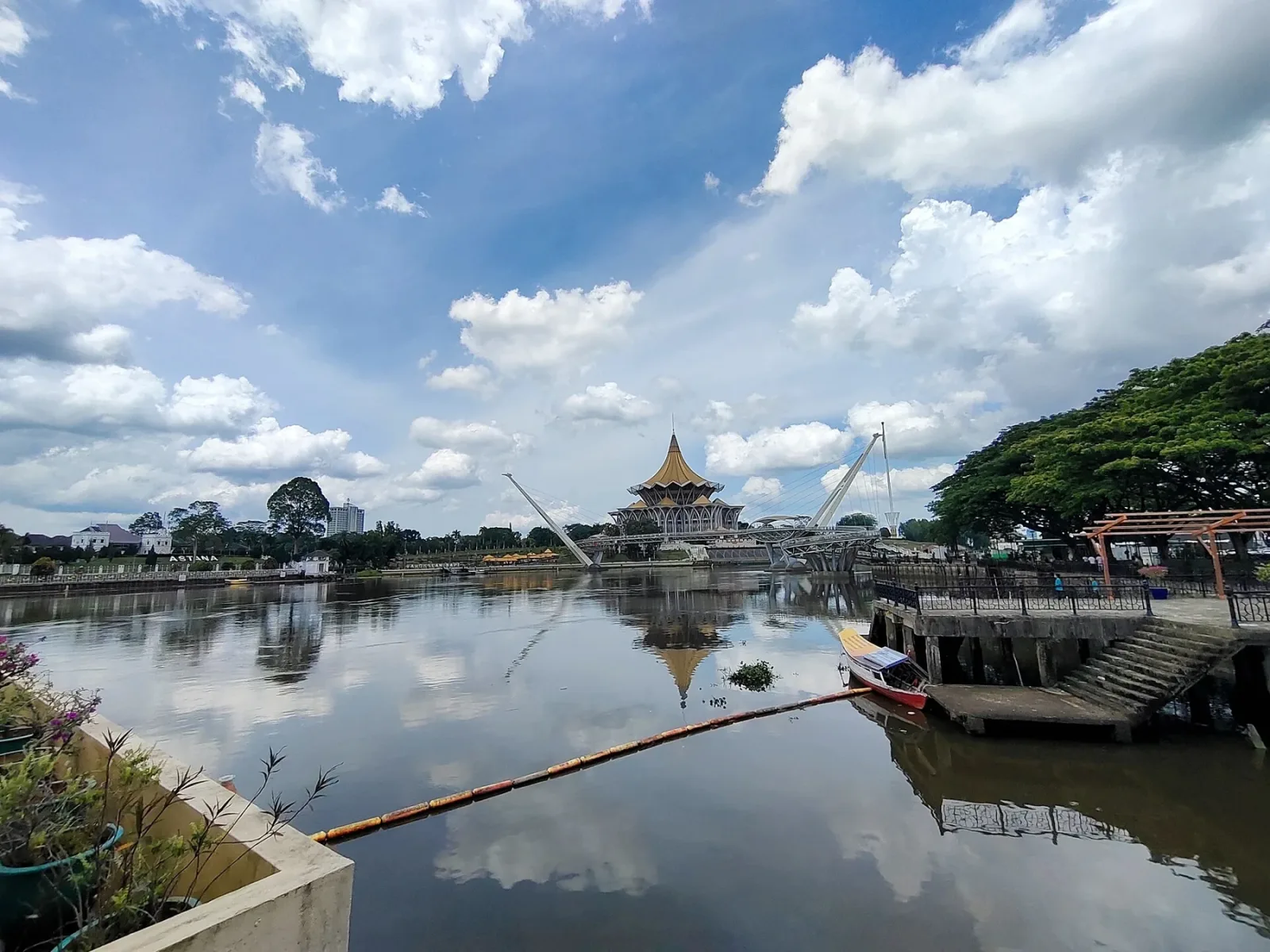 Bangunan Dewan Undangan Negeri Sarawak di Kuching dalam foto arkib 22 Ogos 2025. Foto Rulwarih/Wikimedia Commons
