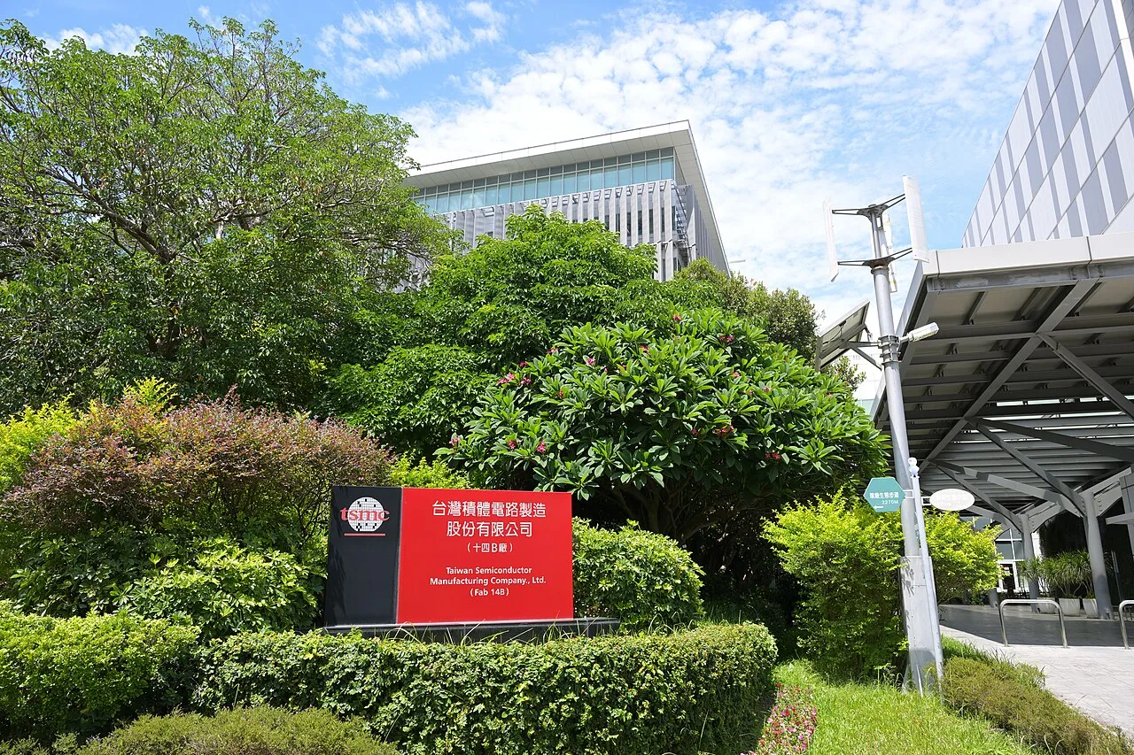 Foto arkib kilang cip Fab 14B TSMC di Tainan, Taiwan