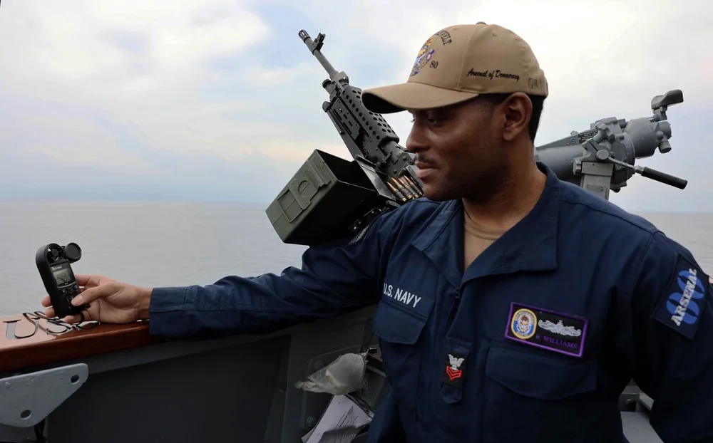 Anggota Tentera Laut AS, Richard Williams merekodkan data cuaca ketika USS Roosevelt melalui Selat Hormuz pada 5 Disember 2025 dalam foto arkib. Foto Indra Beaufort/Tentera Laut AS