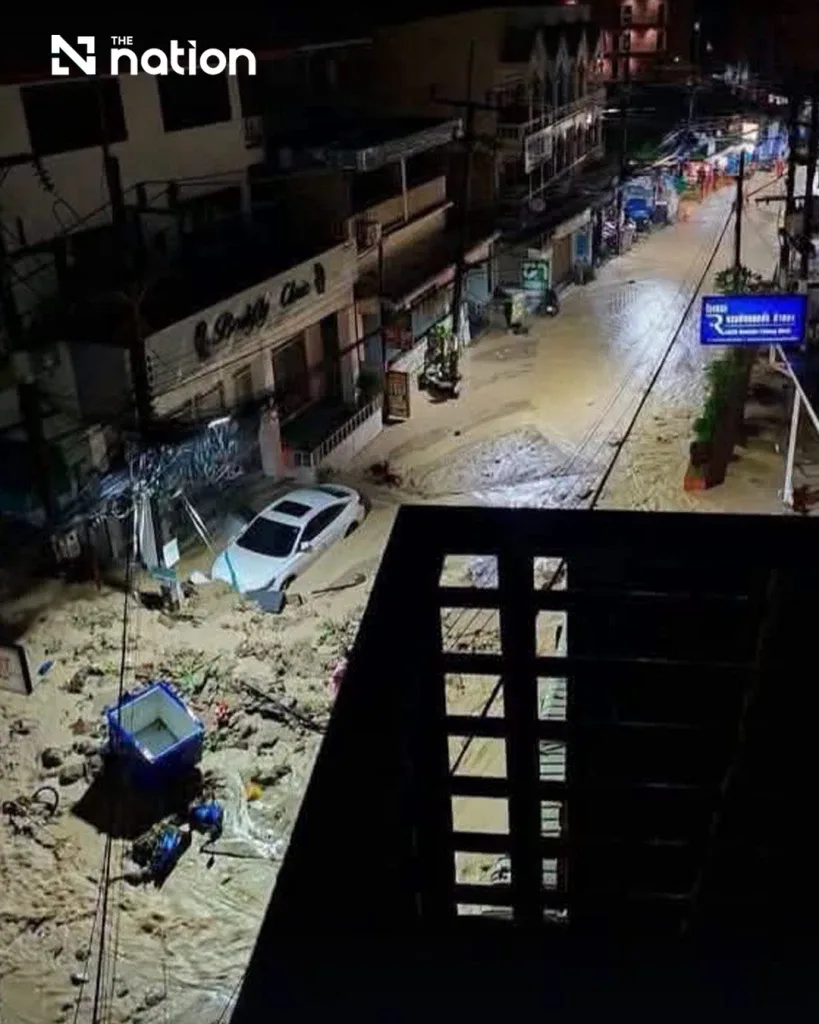 Lumpur dan batu memenuhi kawasan rumah di Patong selepas banjir