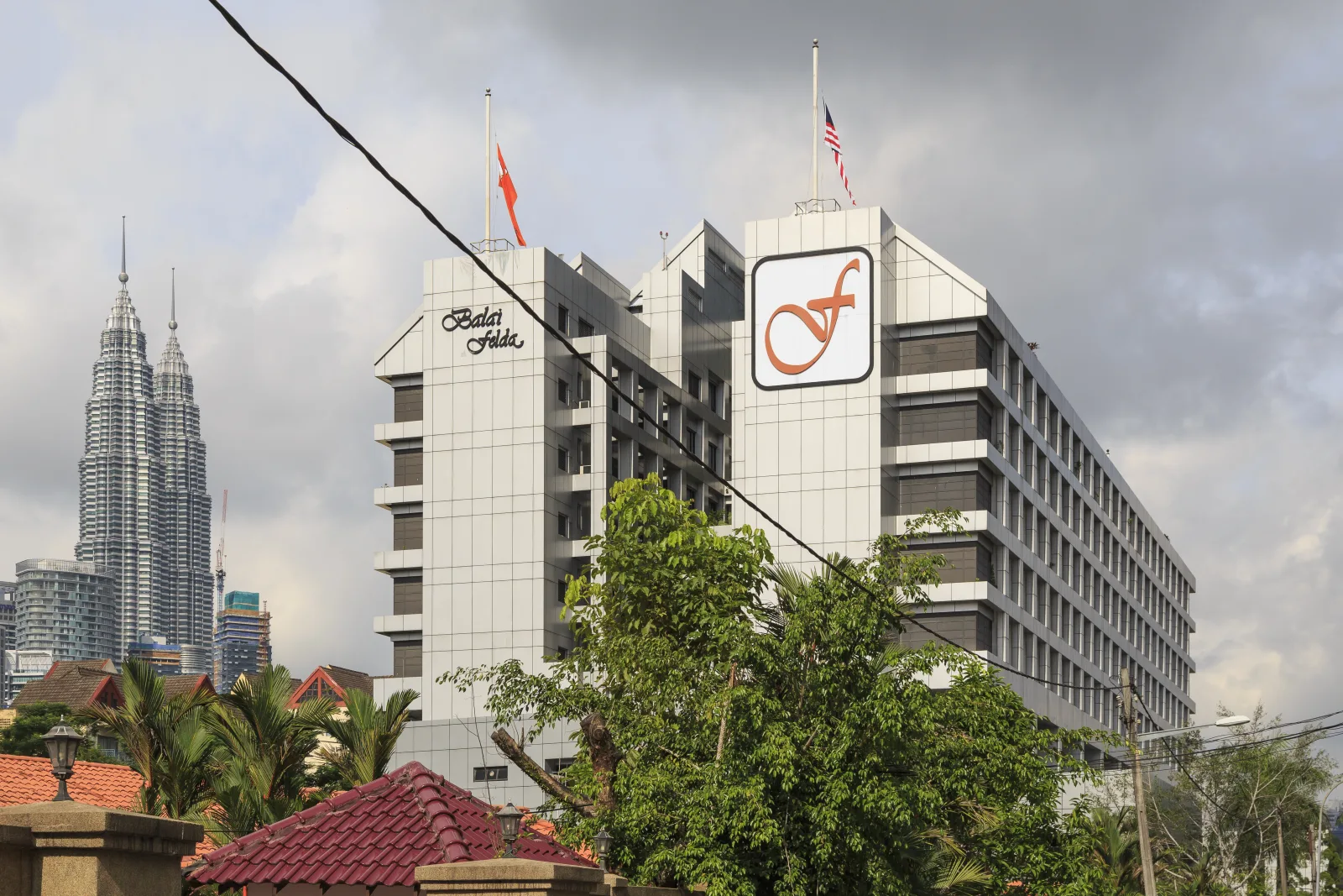 Wisma Felda di Kuala Lumpur dalam foto arkib 6 Jun 2014. Foto CEphoto, Uwe Aranas/Wikimedia Commons