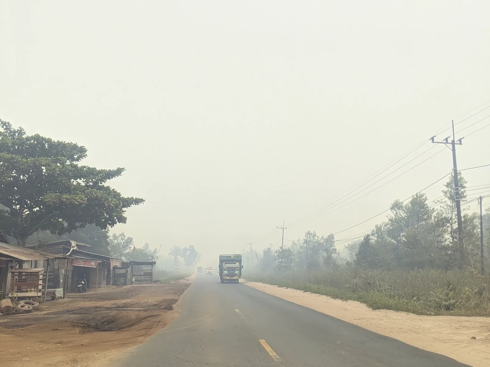 Foto arkib pengguna jalan raya dalam jerebu tebal di Palangka Raya, Kalimantan Tengah pada 29 Ogos 2026. Foto ParadoxP P/Wikimedia Commons