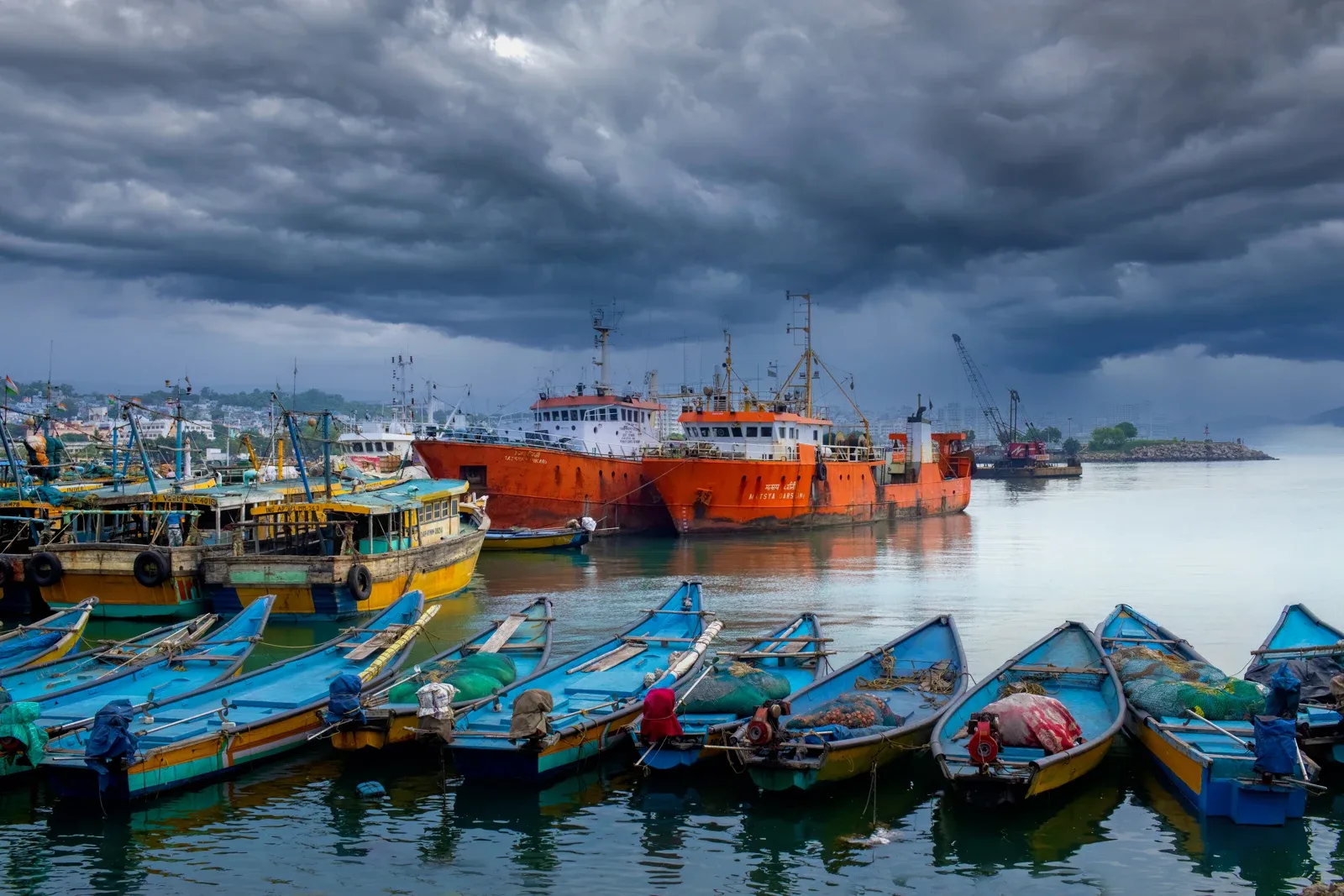 Bot di pelabuhan perikanan Visakhapatnam dalam foto arkib 5 Ogos 2023. Foto KGKDeepak/Wikimedia Commons