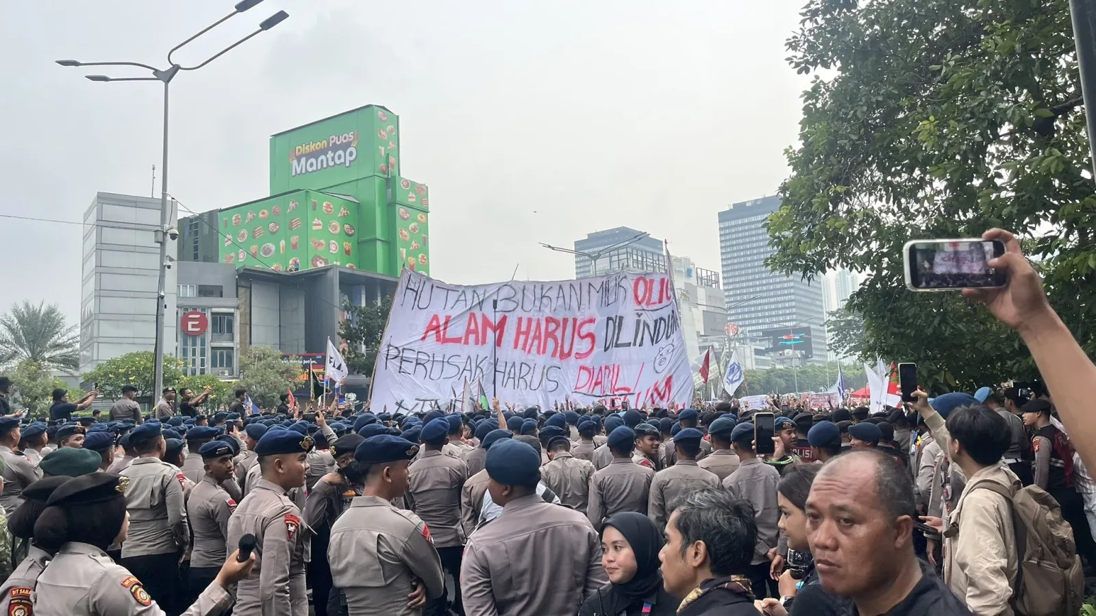 Mahasiswa disekat menuju Bundaran HI, demonstrasi Jakarta ganggu pengangkutan awam