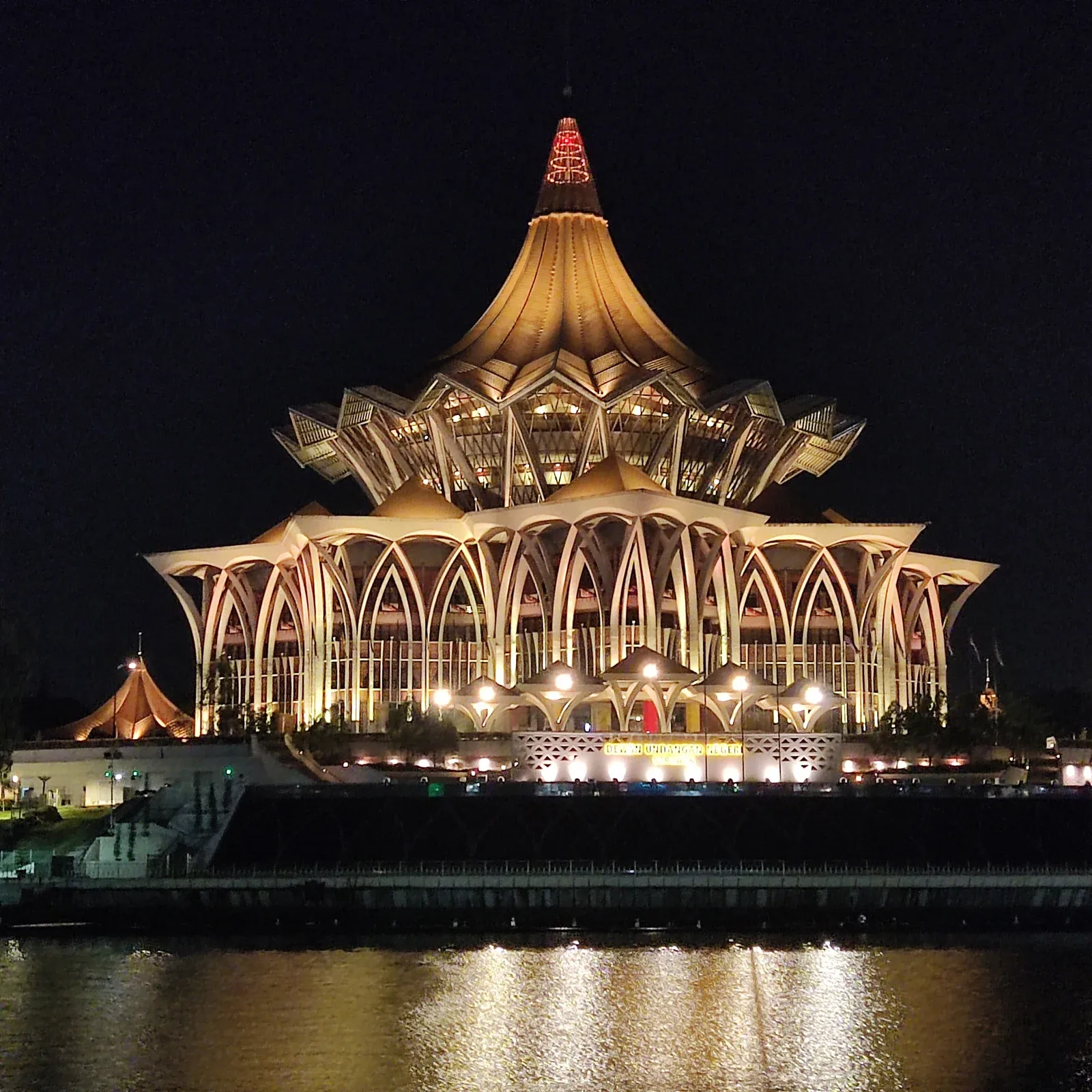 Bangunan Dewan Undangan Negeri Sarawak di Kuching dalam foto arkib 25 September 2023. Foto Wee Hong/Wikimedia Commons